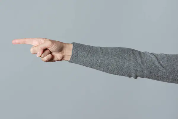 Kvinnlig Hand Visar Framåt Med Pekfingret Isolerad Grå Bakgrund — Stockfoto