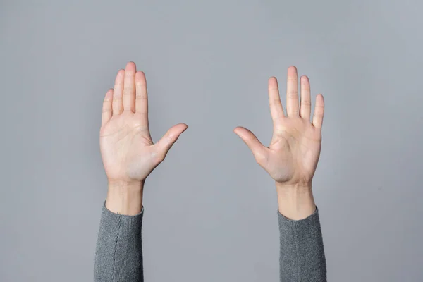 Kvinnliga Händer Höjs Upp Isolerad Grå Bakgrund — Stockfoto