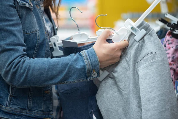 Mujer Eligiendo Una Ropa Nueva Una Tienda — Foto de Stock