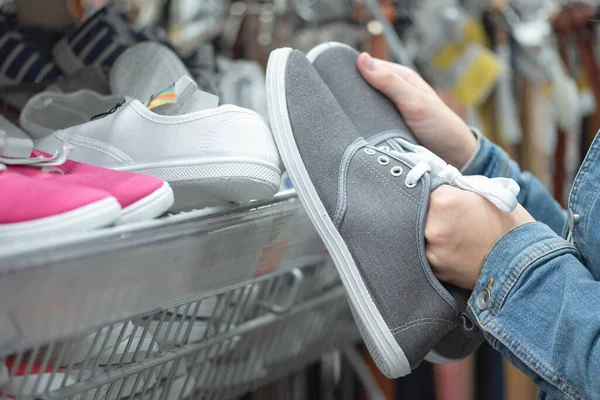 Женщина Покупает Новую Обувь Магазине — стоковое фото