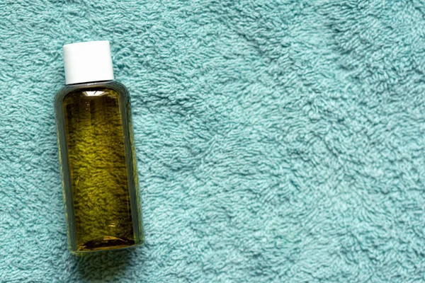 Aromaterapi Yağı Şişesi Yeşil Banyo Havlusu Arka Planında — Stok fotoğraf