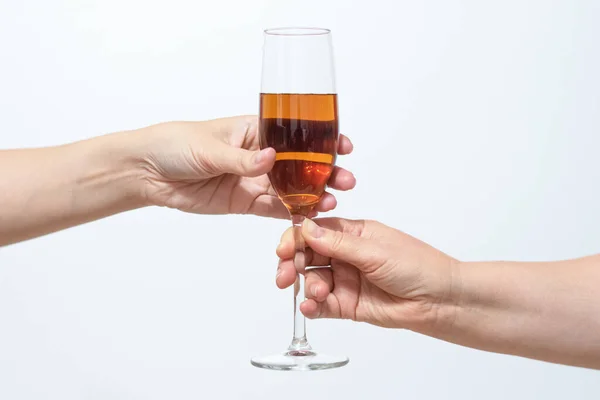 Kvinnlig Hand Ger Ett Glas Med Alkohol Till Annan Kvinna — Stockfoto