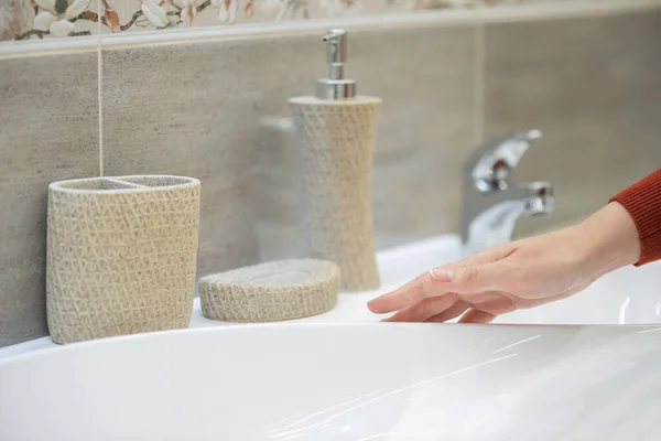 Donna Sta Scegliendo Nuovo Rubinetto Lavandino Bagno Nel Negozio — Foto Stock