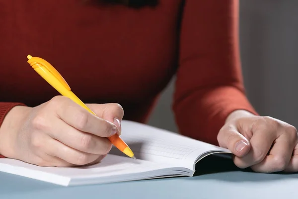 Femme Écrit Par Stylo Bille Dans Son Carnet Fond Gros — Photo