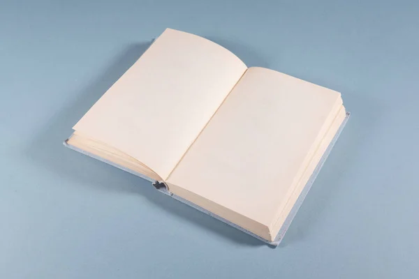 Buch Mit Leeren Seiten Mit Kopierraum Auf Blauem Hintergrund — Stockfoto