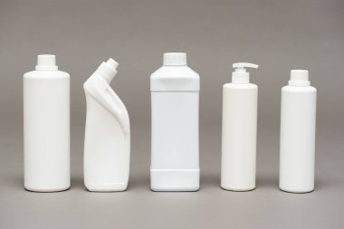 Gri arka planda Deterjan şişeleri.