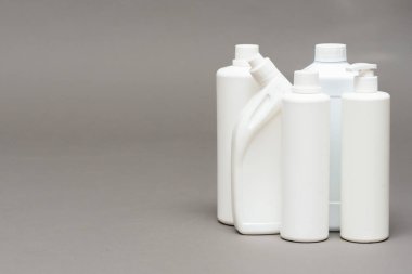 Gri arka planda Deterjan şişeleri.