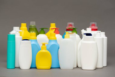 Gri arka planda Deterjan şişeleri.