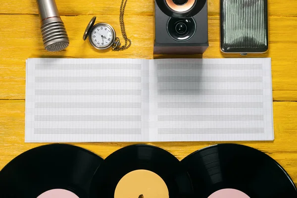 Retro Schallplatte Notenbuch Mikrofon Und Lautsprecher Auf Gelbem Flachen Hintergrund — Stockfoto