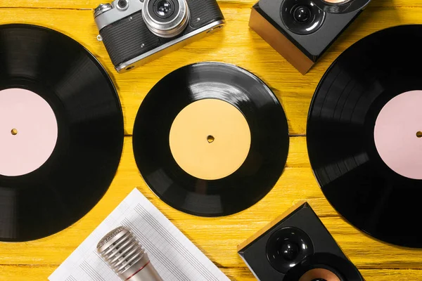 Disco Vinile Retrò Libro Musicale Microfono Altoparlanti Fondo Piatto Giallo — Foto Stock