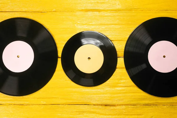 Grabaciones Vinilo Sobre Fondo Amarillo Mesa Madera — Foto de Stock