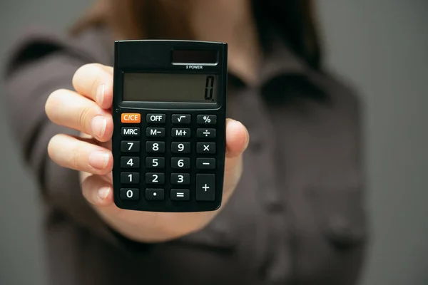 Calculator Met Nul Het Display Business Lady Handen Close — Stockfoto
