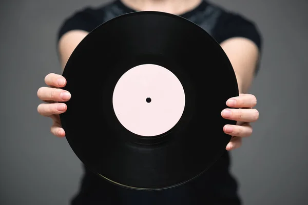 Disco Vinilo Mano Cantante Sobre Fondo Gris — Foto de Stock