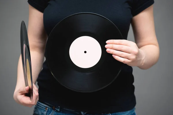 Disco Vinilo Mano Cantante Sobre Fondo Gris — Foto de Stock