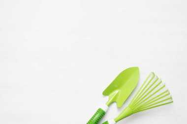 Bahçe malzemeleri ve aksesuarlar beyaz ahşap masa arkasında.