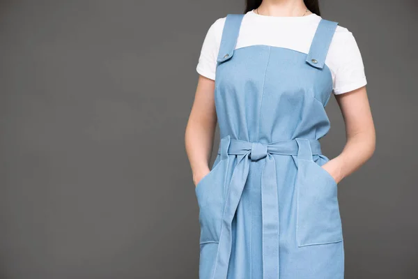 Mujer Vestido Azul Sobre Fondo Gris Con Espacio Copia — Foto de Stock