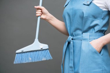 İşçi eliyle süpürge fırçası Gri arkaplanı kapat.