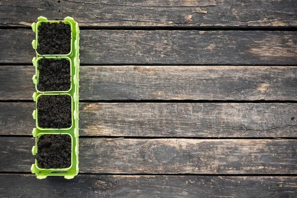 Macetas Verdes Con Suelo Sobre Fondo Mesa Jardín Madera — Foto de Stock