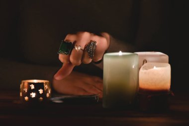 Falcı yumruğunu tarot kartlarının üstünde tutuyor..