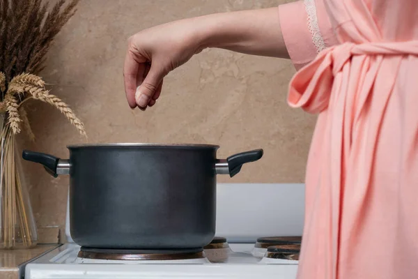 Kobieta Gotuje Jedzenie Zapiekance Kuchence Zbliżenie — Zdjęcie stockowe