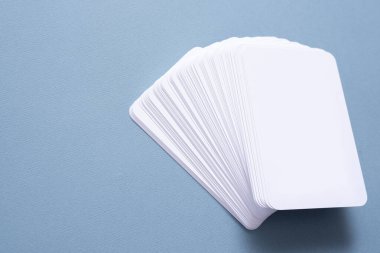 Beyaz arkaplanda kopyalama alanı olan boş tarot kartları.