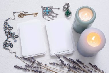 Beyaz arkaplanda kopyalama alanı olan boş tarot kartları.