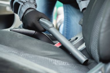 Temizlikçi arabanın içini temizliyor. Kapatın..