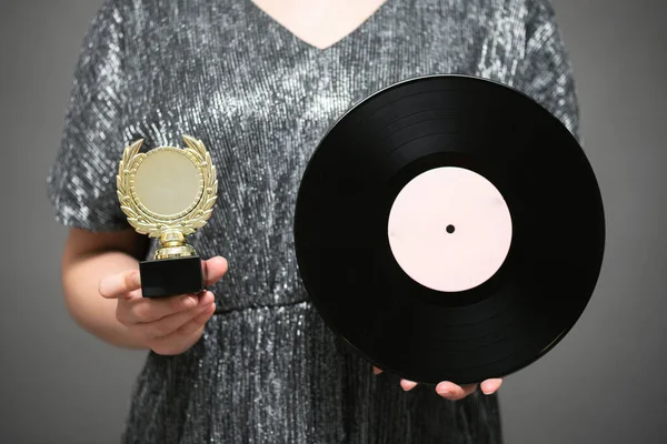 Concepto Ceremonia Premios Musicales Cantante Con Trofeo Oro Disco Vinilo — Foto de Stock