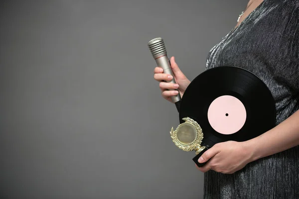 Concepto Ceremonia Premios Musicales Cantante Con Trofeo Oro Disco Vinilo — Foto de Stock