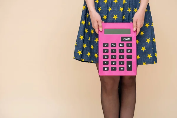 Kobieta Dużym Kalkulatorem Rękach Zbliżyć Się Odizolowany Tle Światła Miejsca — Zdjęcie stockowe