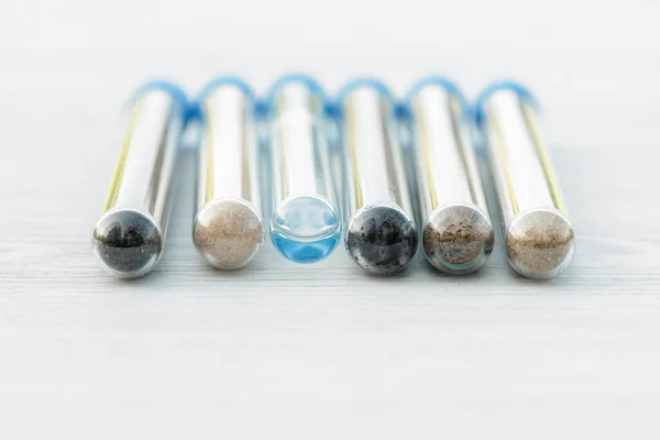 Proben Verschiedener Bodenarten Reagenzglas Auf Dem Tisch Bodenwissenschaftliches Konzept — Stockfoto