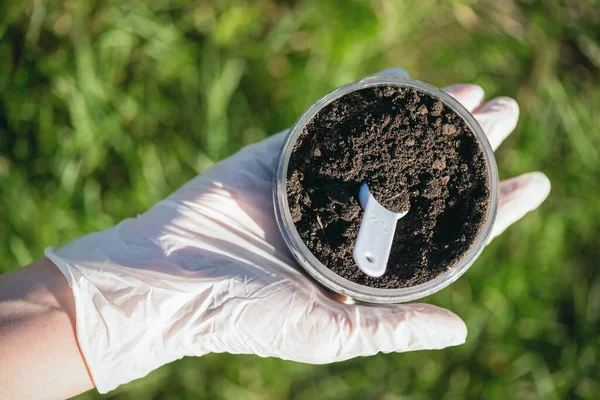 Toprak Bilimi Konsepti Bir Bilim Adamı Elinde Kavanozdaki Toprak Örneğini — Stok fotoğraf