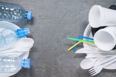 Masadaki plastik tabakların arka planı fotokopi alanı içeriyor..