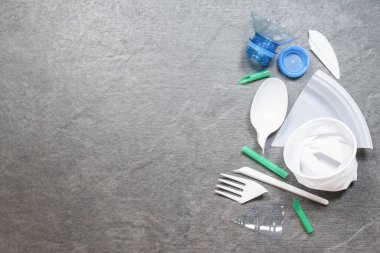 Tabakların plastik atıkları düz bir zeminde yatıyordu..