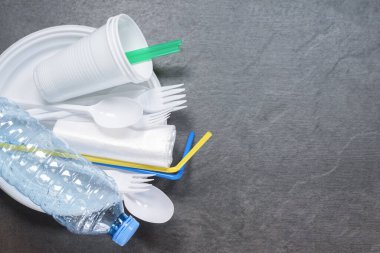 Masadaki plastik tabakların arka planı fotokopi alanı içeriyor..
