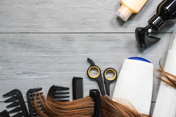 Eine Frau Mit Langen Haaren Und Friseurutensilien Auf Dem Barbiertisch — Stockfoto