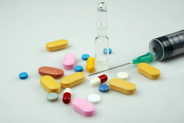 Renkli tıp hapları ve şırınga 