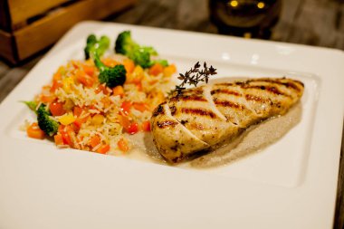 Restoran yemek, pirinç ve et salatası