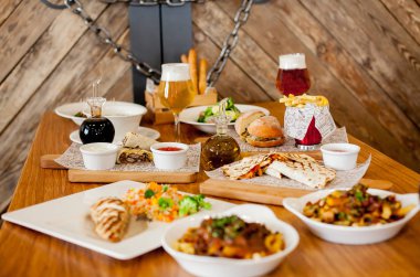 Restoran yemek tablo salata şarap