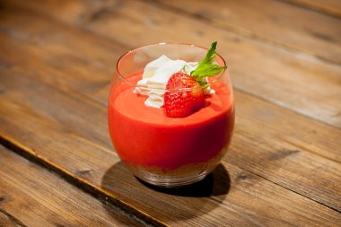 tatlı olarak meyveli kahve ve çikolata