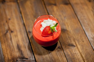 tatlı olarak meyveli kahve ve çikolata