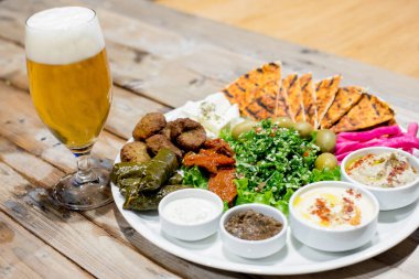 Zeytin, peynir ve bira ile pizza salata