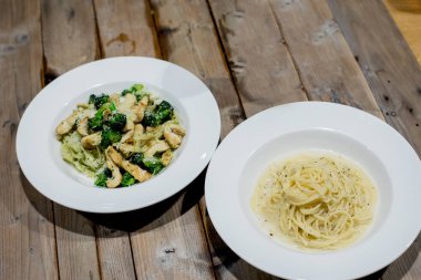 Restoran tabak erişte $ salata