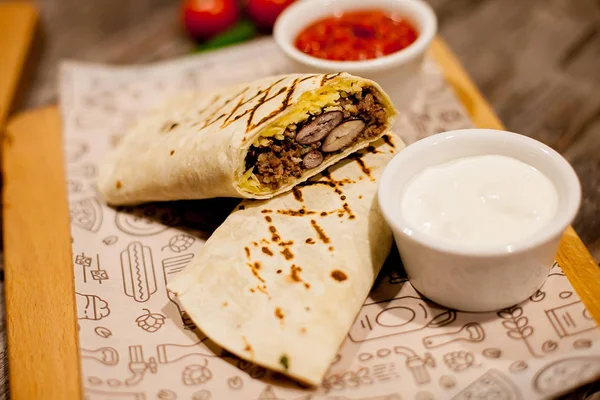 Restoran Tabak Shaurma Üzerinde — Stok fotoğraf