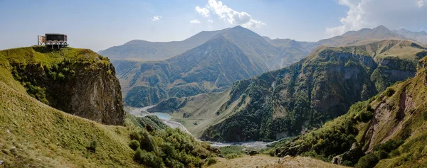 Panorama de montanhas na Geórgia. Povos arco amizade — Fotografia de Stock