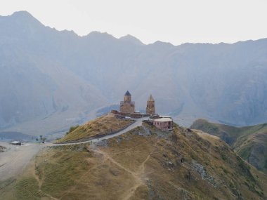 Gergeti Trinity Kilisesi, Georgia 'da gün doğumunda.