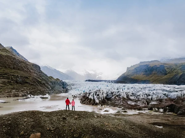 Bella Coppia Guarda Ghiacciaio Islanda Dietro Montagne Neve — Foto Stock