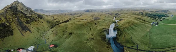 Panorama Vista Cachoeira Skogafoss Montanhas Bela Natureza Campos Incríveis Islândia — Fotografia de Stock