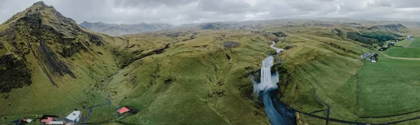 Vista Panoramica Della Cascata Skogafoss Delle Montagne Bellissima Natura Campi — Foto Stock