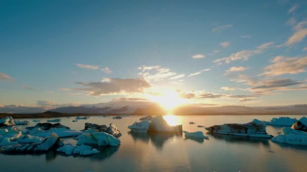 冰山的时间和在冰岛冰川泻湖Joakulsrlon上空的日落 后面是雪山 — 图库视频影像